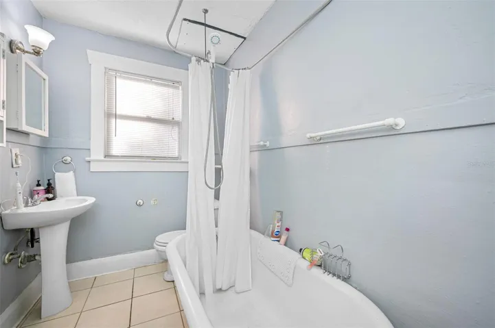 Unit 4 Upstairs Bathroom