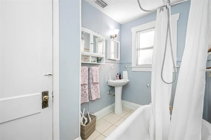 Unit 4 Upstairs Bathroom