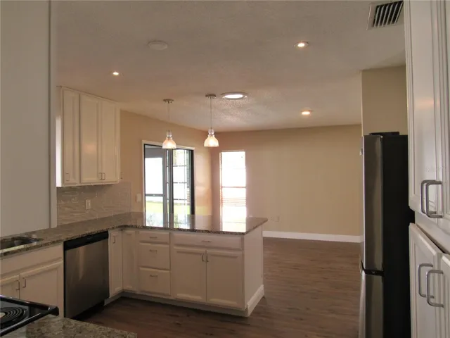 New Kitchen / YR 2021 With Top-Line Cabinets, Large Pantry, Pull-Out Drawers, Stainless Steel Appliances, Granite Counter Tops, Large Serving/Breakfast Bar + More...
