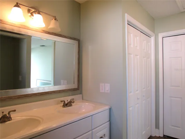 Spacious En~Suite Bath w/ LG L-Shaped Closet.