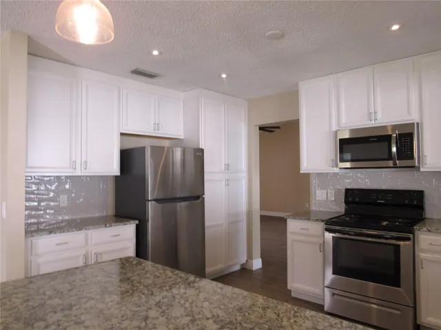 Large Open Classy Country Kitchen --Newly Installed--YR / 2021 Comes Complete With All the Appliances