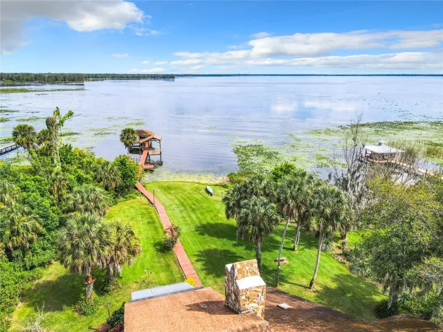 CUSTOM BUILT LAKEFRONT HOME with 4 BR / 3 BA and over 100’ OF LAKEFRONTAGE on LAKE PIERCE.
