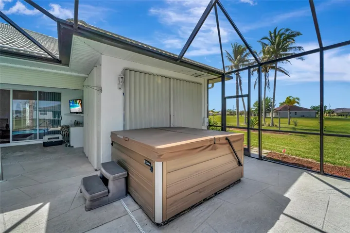 Free Standing Hot Tub