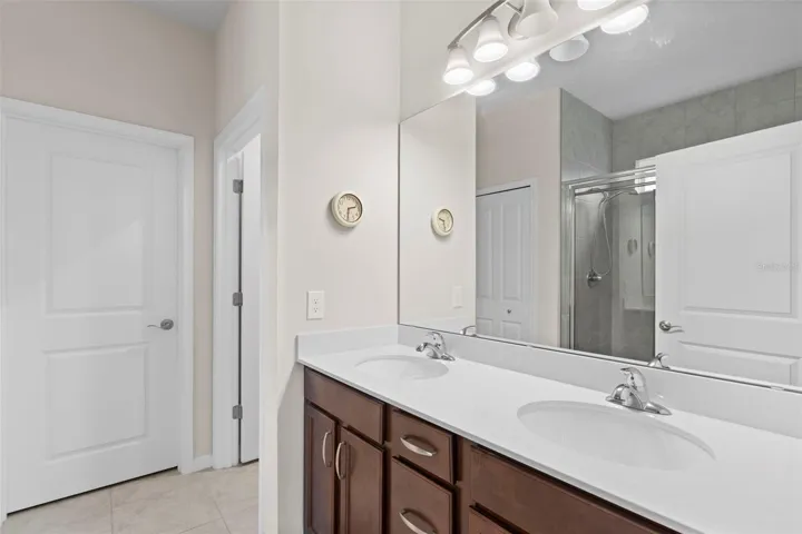 Dual Sinks in Master Ensuite