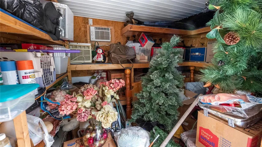Additional storage room next to workshop space