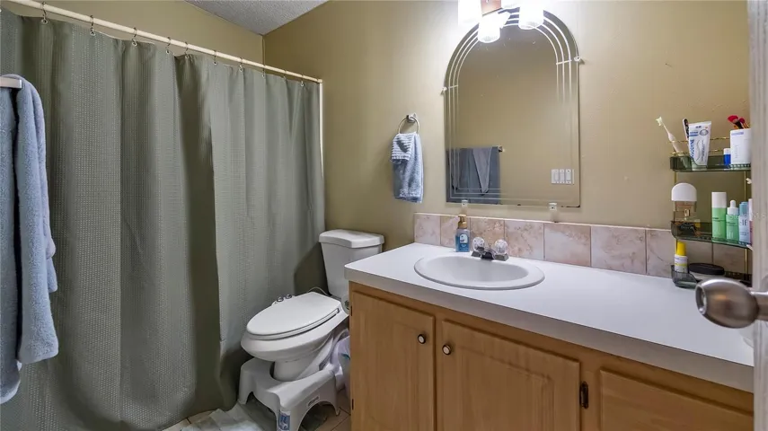 Guest bathroom between bedroom 2 and 3