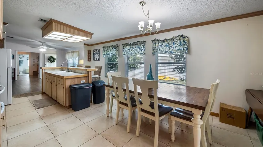 Dining & kitchen combo