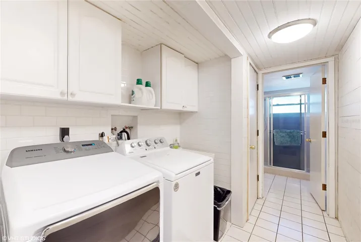 Luandry room with Full bath off Family room