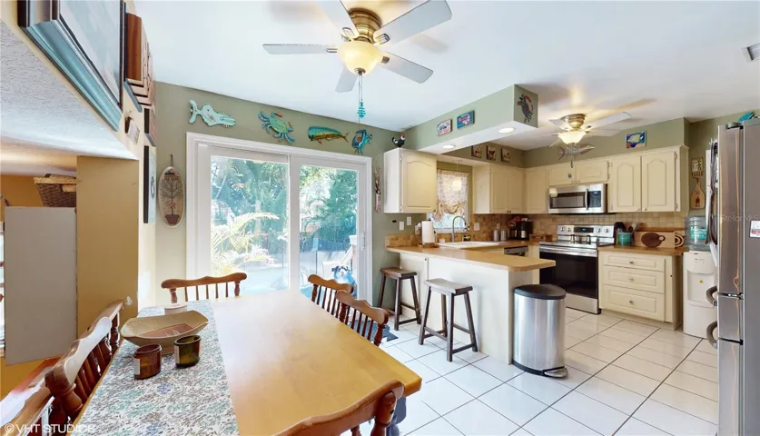 Large Kitchen w eating area and breakfast Bar