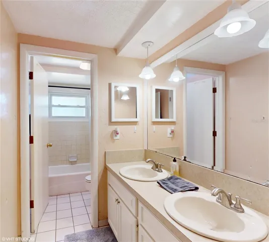 Shared 2nd bath on top Floor