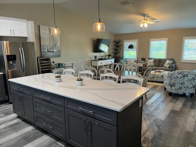 Picture from previous online rental website showing possible furniture layout.
