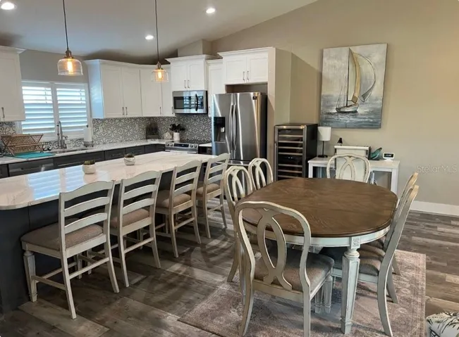Picture from previous online rental website showing possible furniture layout.