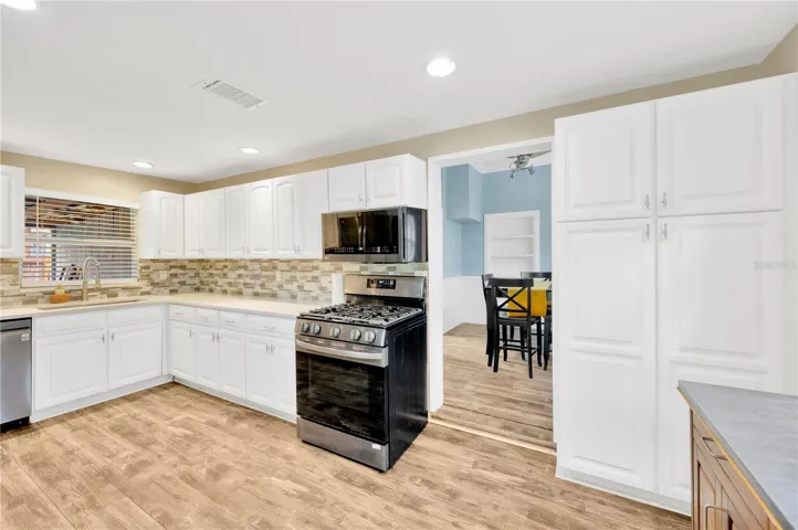 Open these double French doors and let the outside in!