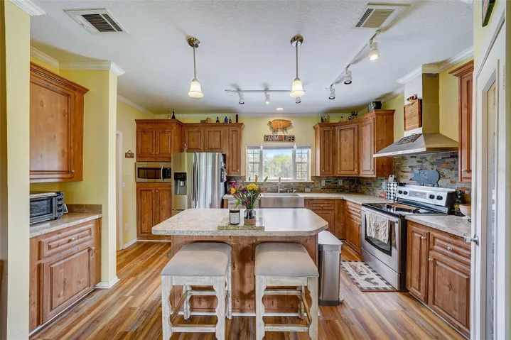Eat-In Kitchen