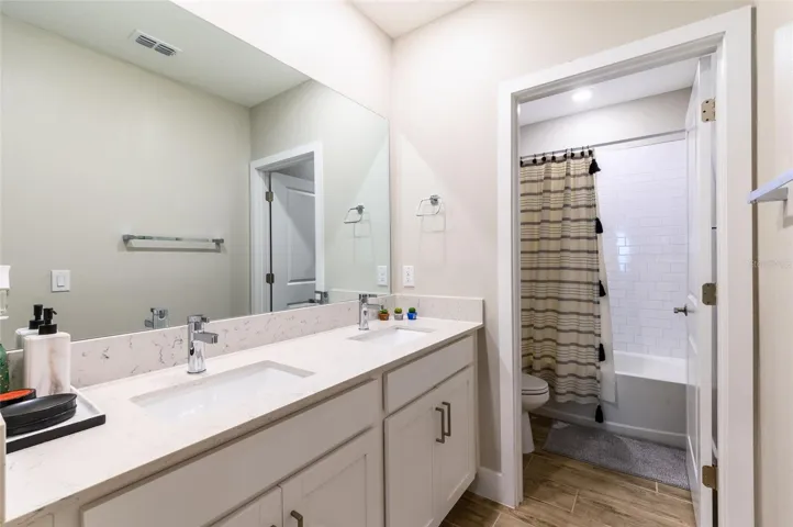 Upstairs bathroom 4