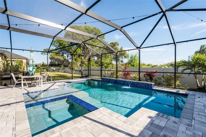 Absolutelylarge screened area stunning pool