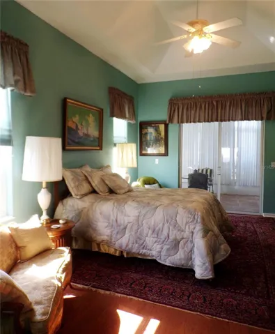 Large master w/sitting area