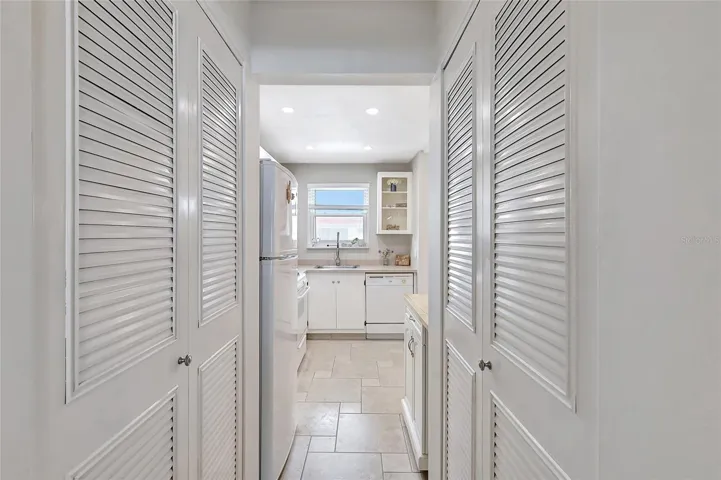 Vie from the dining room to the kitchen
