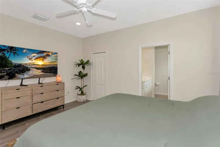 Primary bedoom