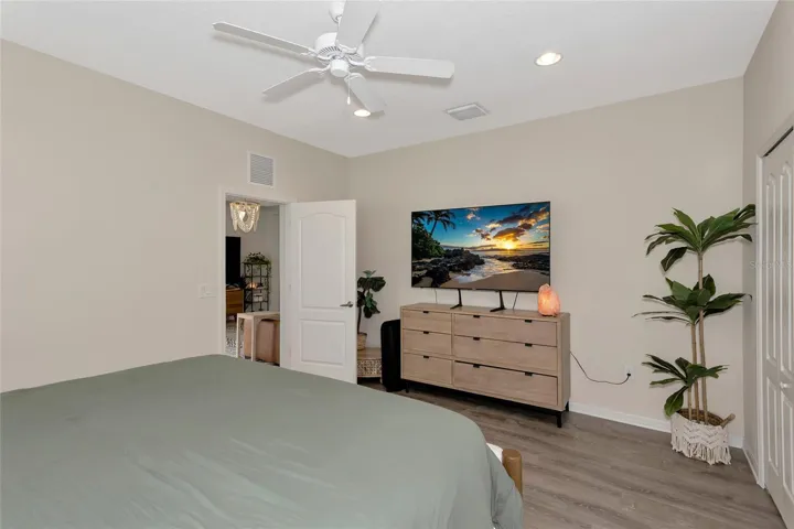 Primary bedoom