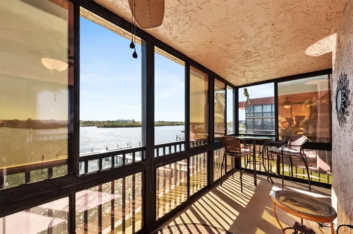 VIEWS OF INTRACOASTAL!