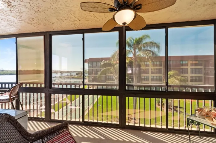 WRAP AROUND LANAI! CORNER END UNIT!