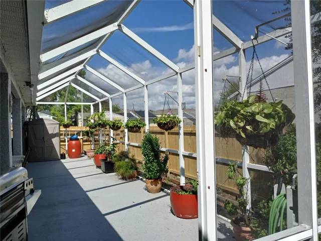 Huge screened lani!! New *Stockade wooden fence for privacy!