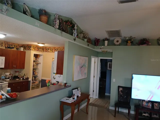 Breakfast bar off kitchen