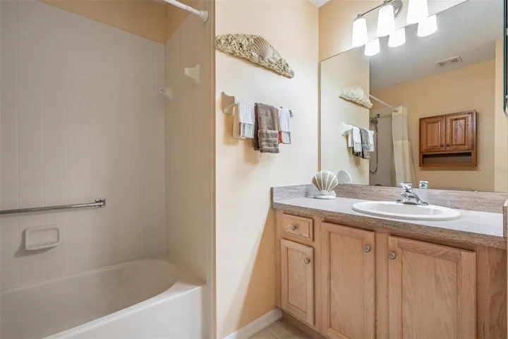 Full bathroom 2