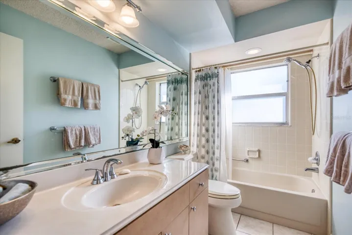 Hall bathroom with tub/shower~
