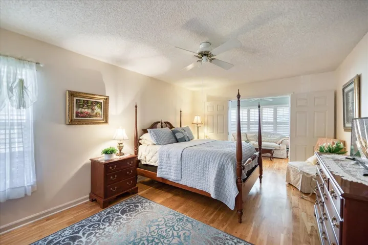 Spacious master bedroom~