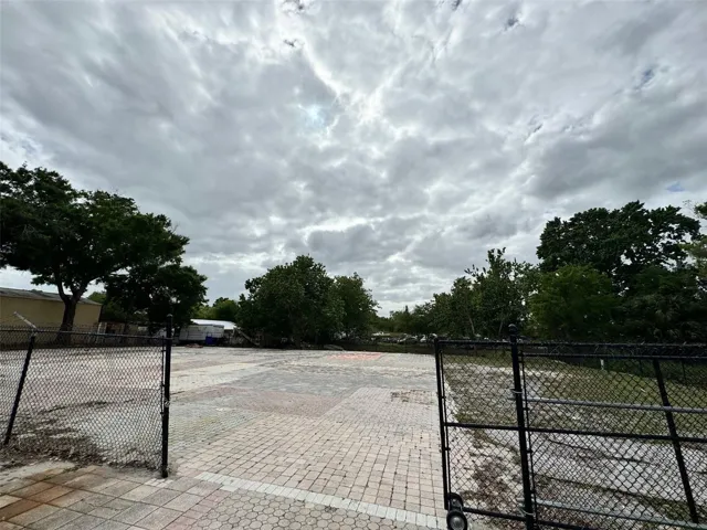 Second Gate to backlot for lease