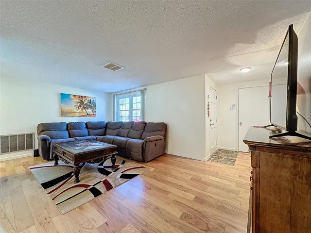 Large Livingroom.
