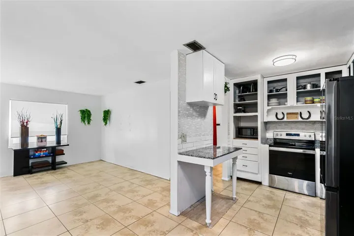 This great open floorplan provides ample space for relaxing or entertaining.