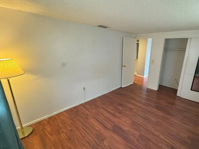1st Bedroom w/closet