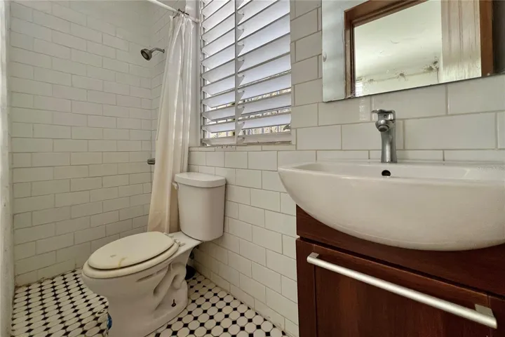 Unit 1B - Bathroom