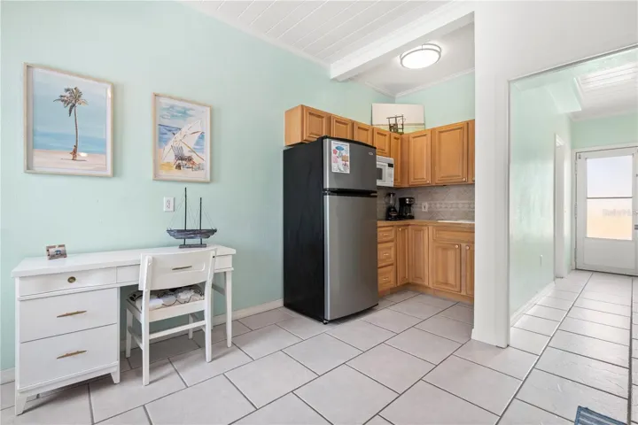 Space to work from home and create a yummy meal after a fun day in the sun & sand.