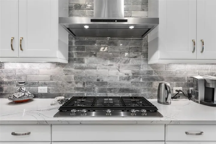 High-end Kitchen Aid appliances (gas cooktop)