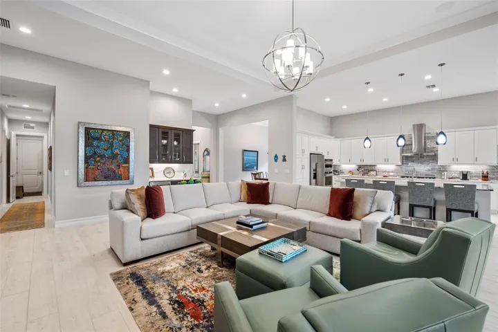 Open concept - Soaring 12 to 13 foot ceilings