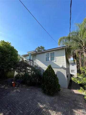 1/1 above detached garage