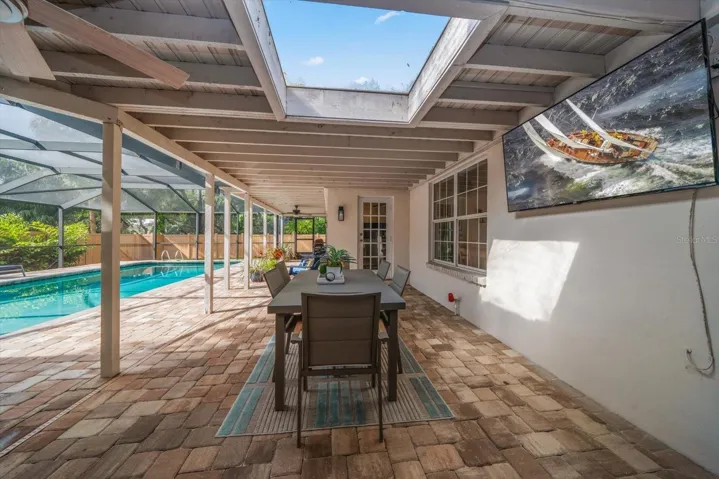 Outdoor dining area!