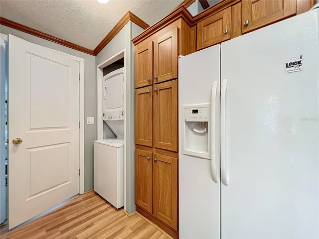 Washer/dryer inside and plenty of cupboard space
