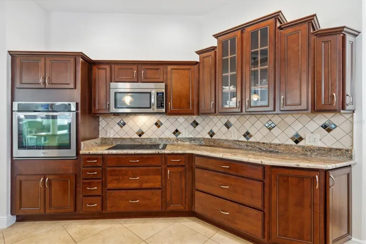 BEAUTIFUL STONE BACKSPLASH