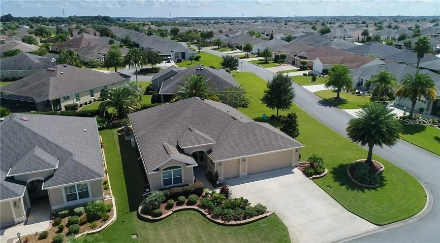 GREAT NEIGHBORHOOD CLOSE TO THE LAKE