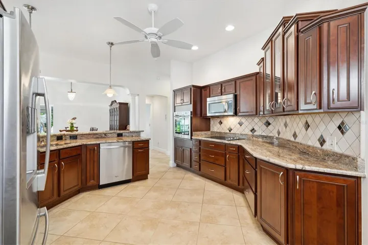 LARGE KITCHEN