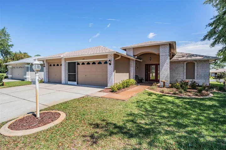 3-car garage with screen door
