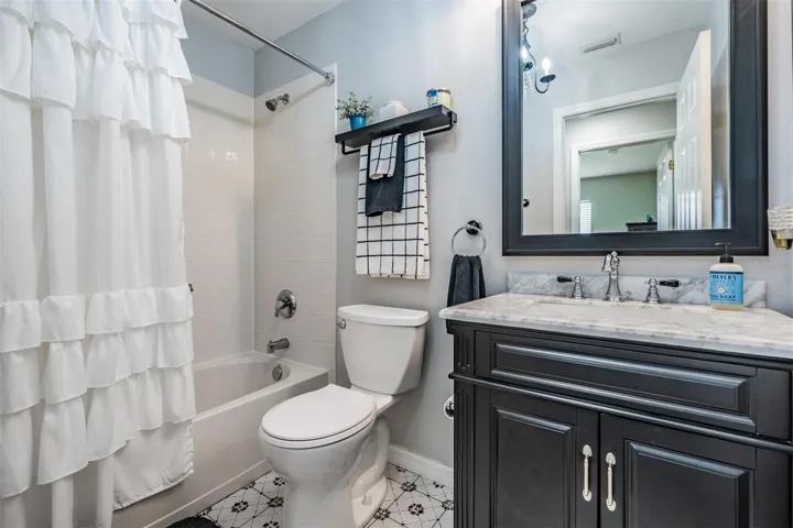 Full bathroom 2