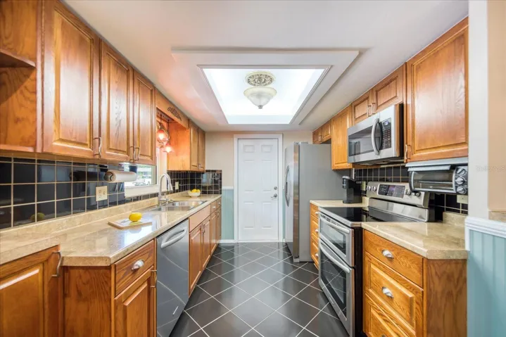 Raised & lighted tray ceiling & kitchen access to garage~
