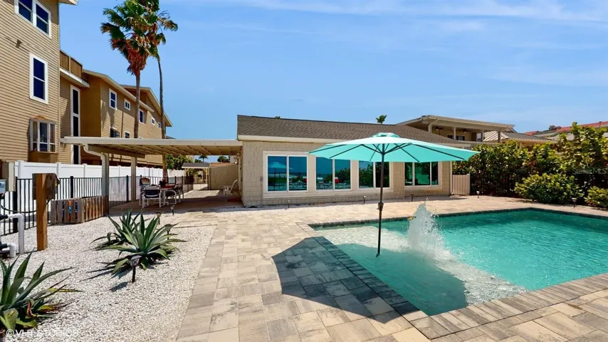 Pool with Water Feature/Geyser - Kids love it