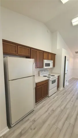 LARGE KITCHEN